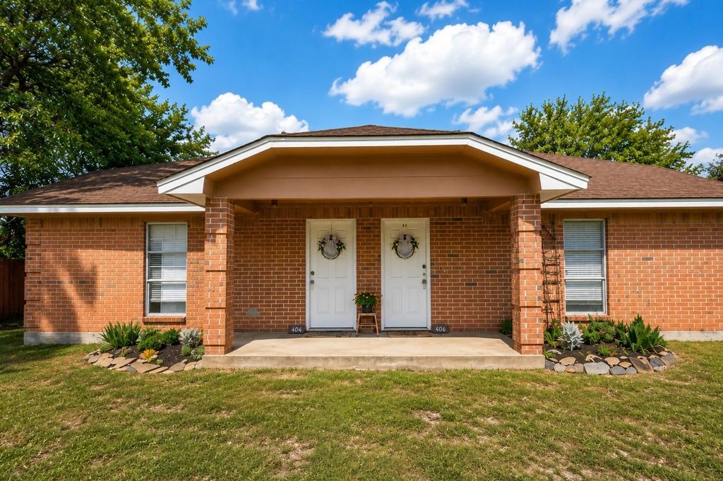 406 W Oak Street, Highlands, TX 77562