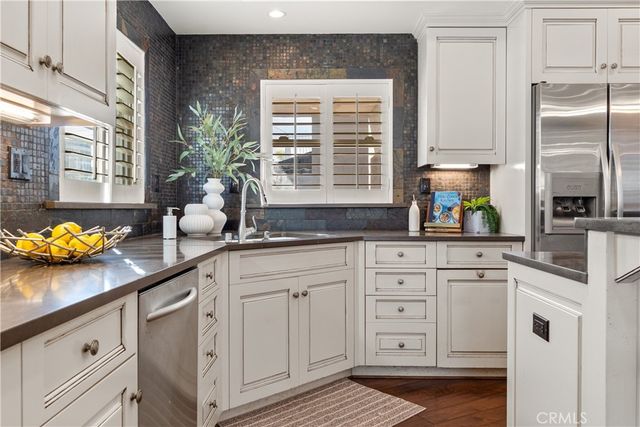 1077 10th Street, Hermosa Beach, CA 90254