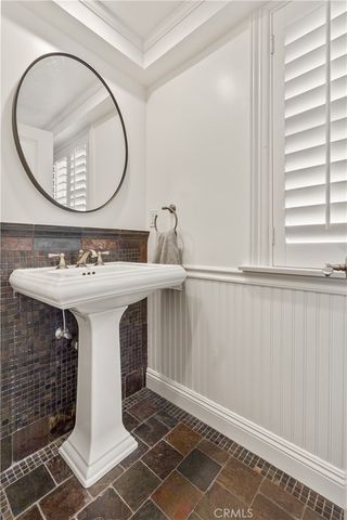 1077 10th Street, Hermosa Beach, CA 90254