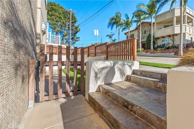 1077 10th Street, Hermosa Beach, CA 90254