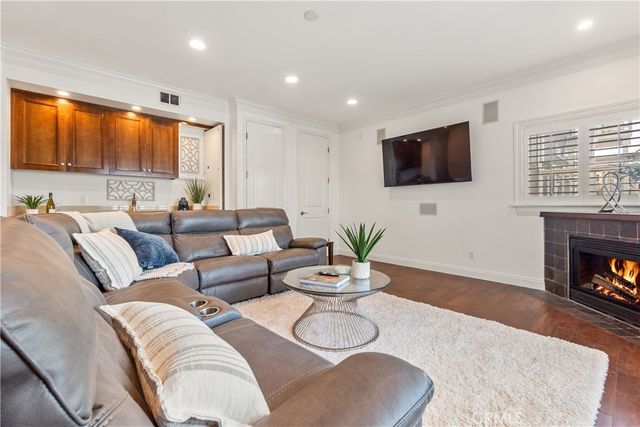 1077 10th Street, Hermosa Beach, CA 90254