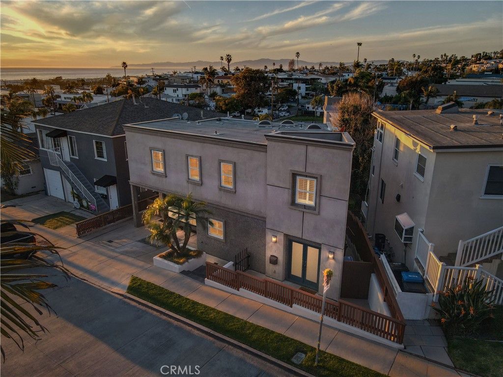 1077 10th Street, Hermosa Beach, CA 90254
