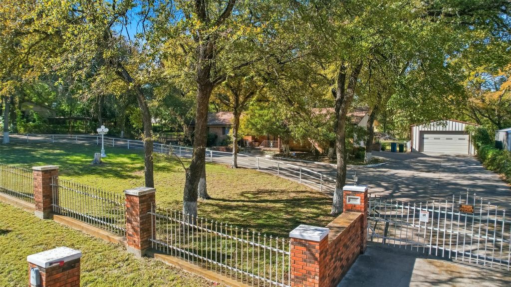 1508 Red Oak Circle, Azle, TX 76020