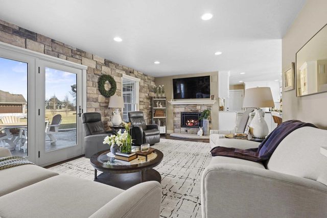 3075 RIDGEWAY DRIVE, Neenah, WI 54956