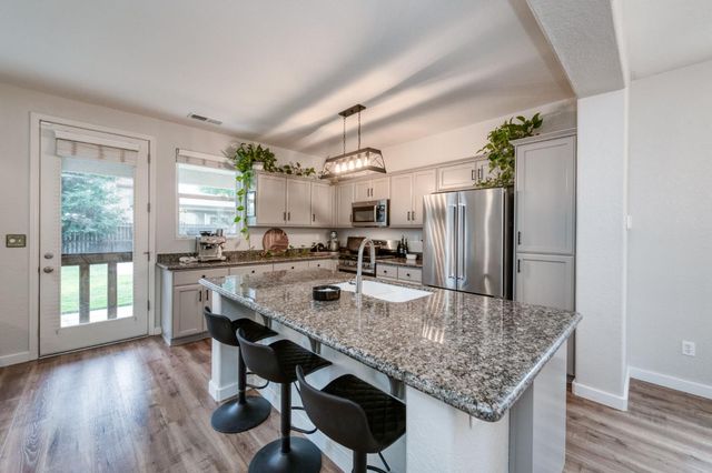 7371 E Fedora Avenue, Fresno, CA 93737
