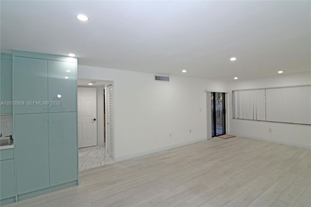 240 W Park Dr 108-4, Miami, FL 33172