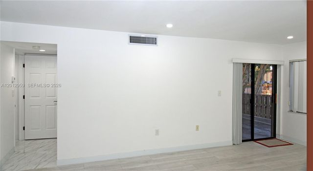 240 W Park Dr 108-4, Miami, FL 33172