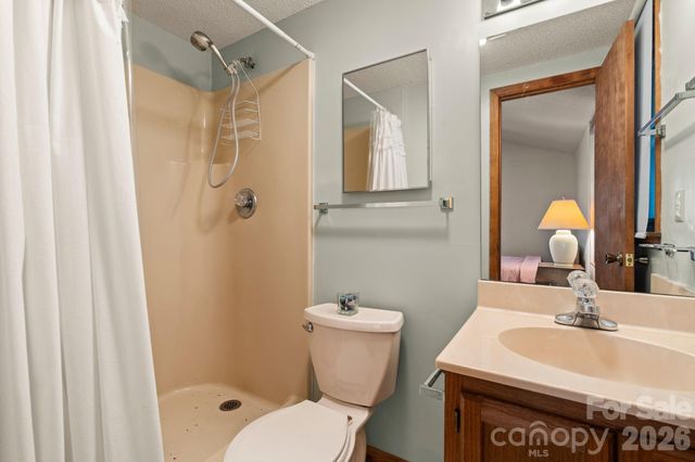 8977 Rose Hollow Avenue, Newland, NC 28657
