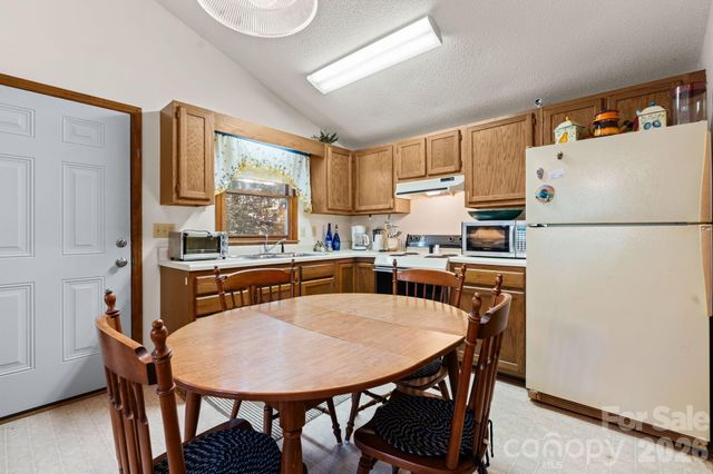 8977 Rose Hollow Avenue, Newland, NC 28657
