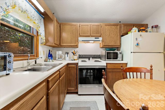 8977 Rose Hollow Avenue, Newland, NC 28657