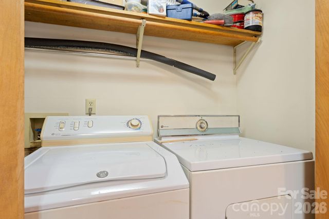 8977 Rose Hollow Avenue, Newland, NC 28657