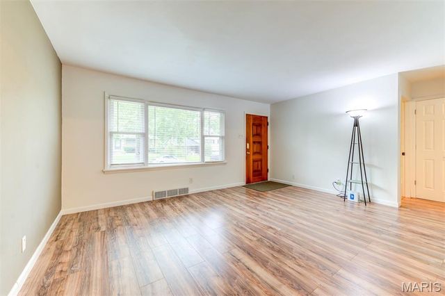 8812 McNulty Drive, St Louis, MO 63114