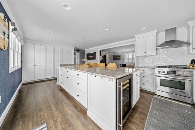 43 Park View Dr, Hingham, MA 02043