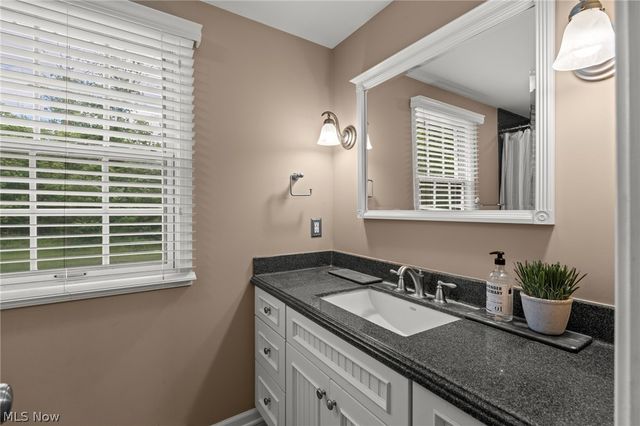 147 S Hayden Pky, Hudson, OH 44236