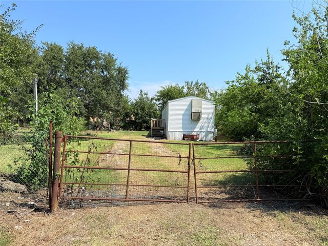 108 Meredino Drive, Anahuac, TX 77514