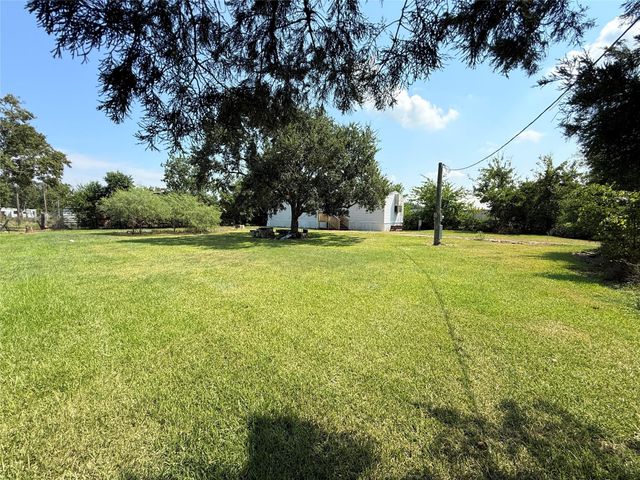 108 Meredino Drive, Anahuac, TX 77514
