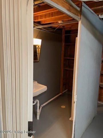 3736 Glenmeade Rd, Louisville, KY 40218