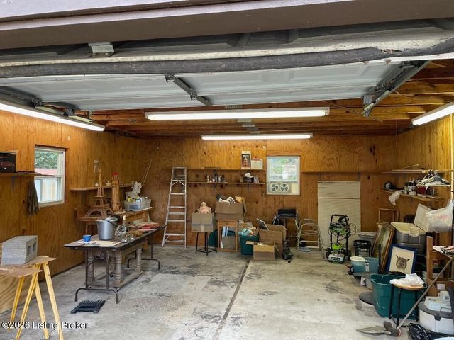 3736 Glenmeade Rd, Louisville, KY 40218