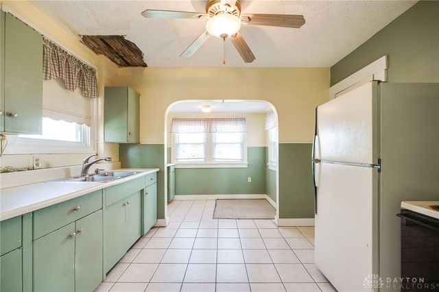 2702 Maplewood Avenue, Springfield, OH 45505