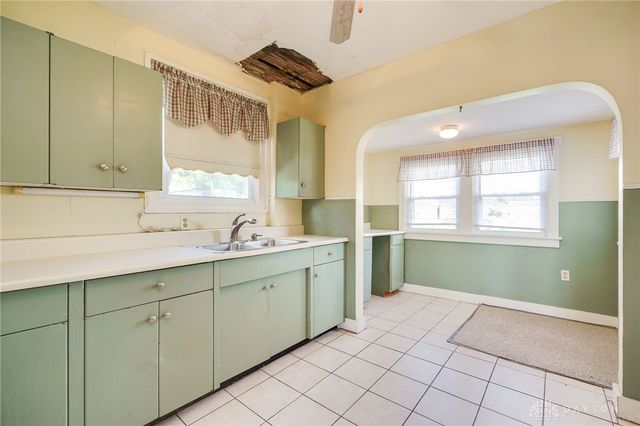 2702 Maplewood Avenue, Springfield, OH 45505