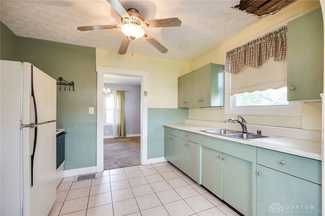 2702 Maplewood Avenue, Springfield, OH 45505