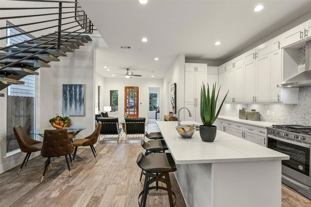 933 W 8th Street, Dallas, TX 75208