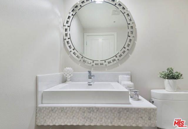 202 N CRESCENT Drive 1, Beverly Hills, CA 90210