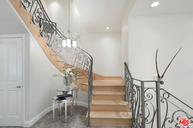 202 N CRESCENT Drive 1, Beverly Hills, CA 90210