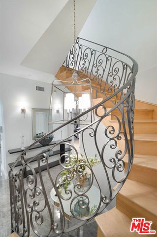 202 N CRESCENT Drive 1, Beverly Hills, CA 90210