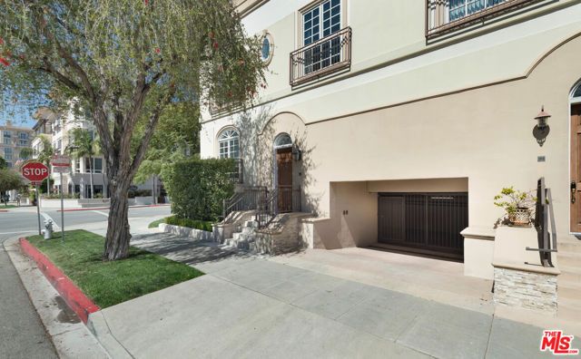 202 N CRESCENT Drive 1, Beverly Hills, CA 90210