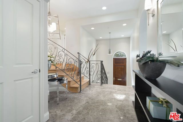 202 N CRESCENT Drive 1, Beverly Hills, CA 90210
