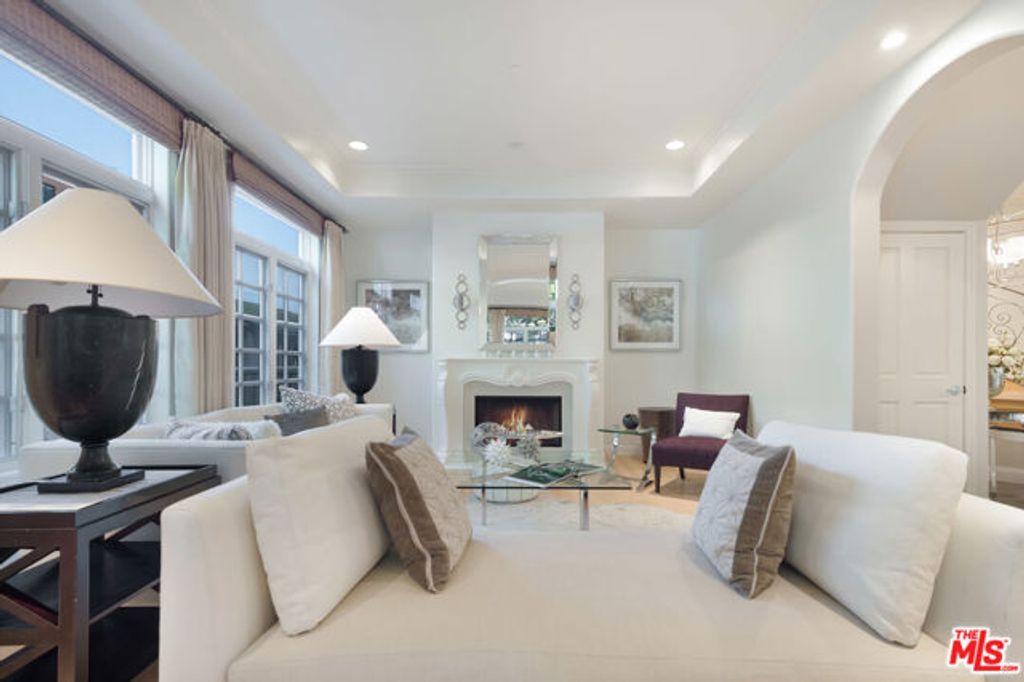 202 N CRESCENT Drive 1, Beverly Hills, CA 90210