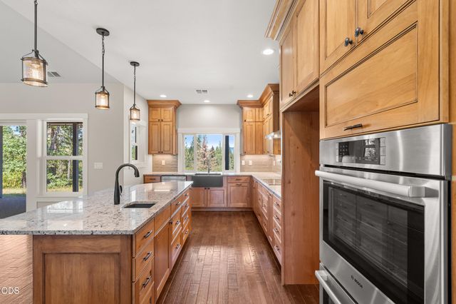 235 Needlewood Drive, Grants Pass, OR 97526
