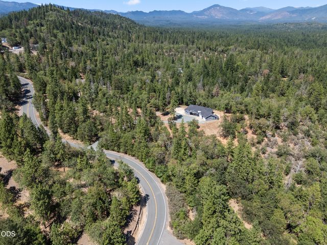 235 Needlewood Drive, Grants Pass, OR 97526