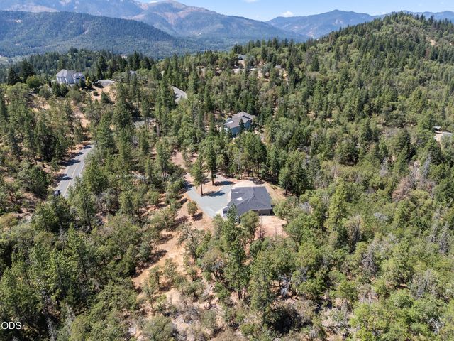 235 Needlewood Drive, Grants Pass, OR 97526