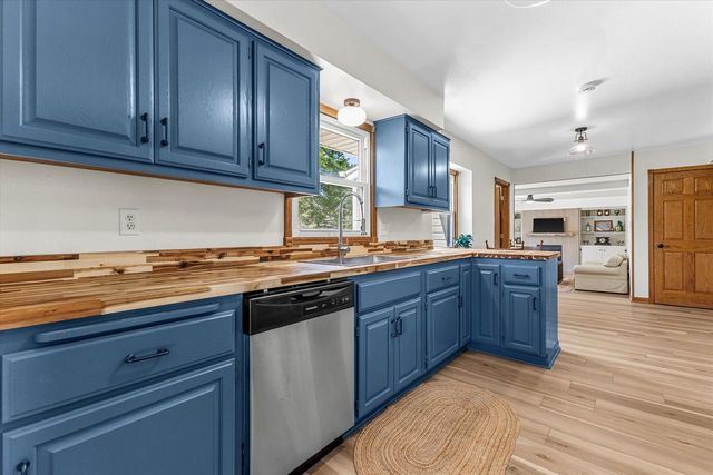 S31W30099 Sunset DRIVE, Waukesha, WI 53189