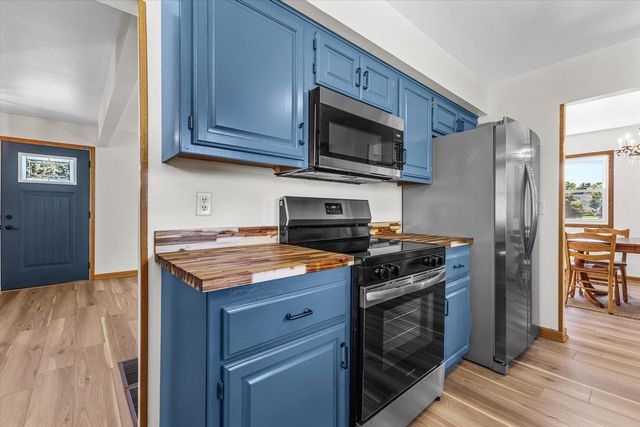 S31W30099 Sunset DRIVE, Waukesha, WI 53189