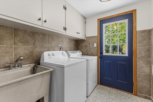 S31W30099 Sunset DRIVE, Waukesha, WI 53189