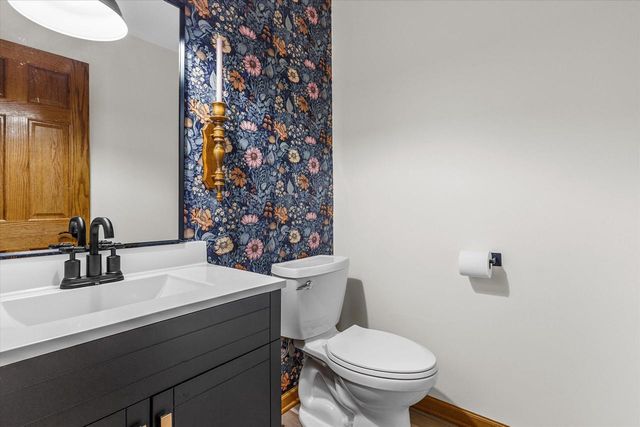 S31W30099 Sunset DRIVE, Waukesha, WI 53189
