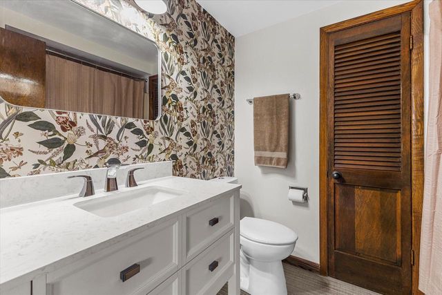 S31W30099 Sunset DRIVE, Waukesha, WI 53189