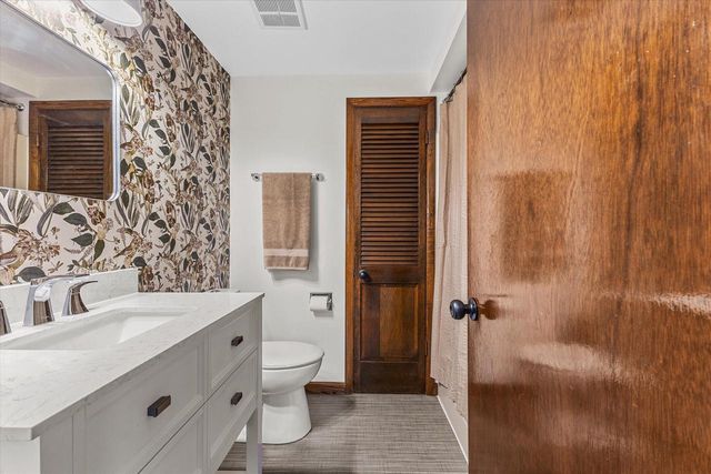 S31W30099 Sunset DRIVE, Waukesha, WI 53189