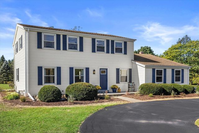 S31W30099 Sunset DRIVE, Waukesha, WI 53189