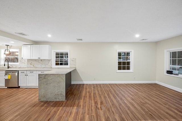 198 Uxbridge Rd, Sutton, MA 01590