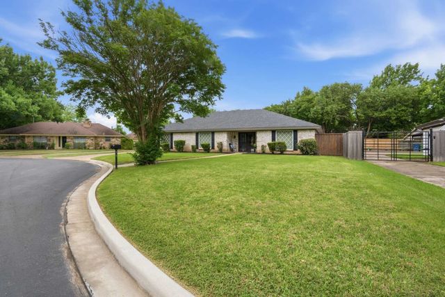 1705 Louella Court, Hurst, TX 76054