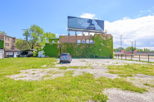 7739 S Stony Island Avenue, Chicago, IL 60649