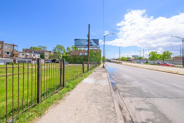 7739 S Stony Island Avenue, Chicago, IL 60649