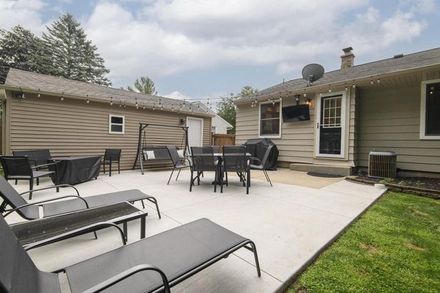1608 Beverly LANE, West Bend, WI 53090