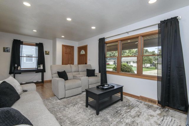 1608 Beverly LANE, West Bend, WI 53090