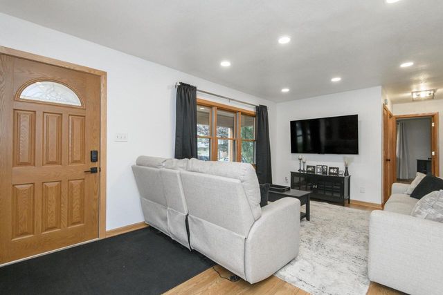 1608 Beverly LANE, West Bend, WI 53090