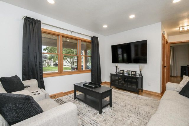 1608 Beverly LANE, West Bend, WI 53090